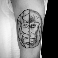 Tatuaje negro blanco en el brazo, mitad natural mitad geométrica cara de mono