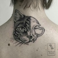 Tatuaje en la espalda alta,  mitad gato mitad cráneo