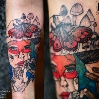 Un insolito tatuaggio colorato combinato dell'avambraccio di donna ritratto di Joanna Swirska stilizzato con strano cappello