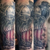 Tatuaje en el brazo, vikingo majestuoso con barco magnífico y cuervos