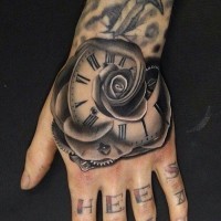 Tatuaje en la mano, flor reloj precioso