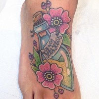 Tatuaje en el pie, botella  fantástica con flores preciosas