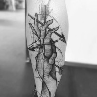 Tatuaje en la pierna, manos grandes perforadas por flechas
