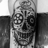 Ungewöhnliches Design schwarzweißes Schädel Tattoo im mexikanischen Stil mit Farbentropfen