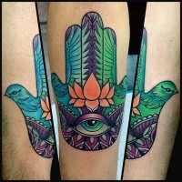 Ungewöhnliche und farbige Hamsa Hand Tattoo mit Vögeln