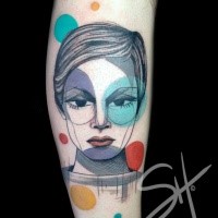 Ungewöhnliches und farbiges Bein Tattoo von Gesicht der Frau mit farbigen Kreisen