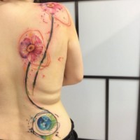 Tatuaje en la espalda, flores altas exquisitas