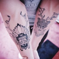 Tatuaje en el antebrazo, animales extraños con cuernos, colores negro y blanco