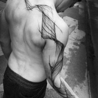 Tatuaje en el hombro, cinta negra hipnotizante