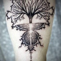 Tatuaje en la pierna, árbol magnífico extraordinario, tinta negra