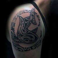 Ungewöhnliches schwarzes Schulter Tattoo Hai mit polynesischen Verzierungen