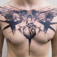 Tatuaje  negro blanco en el pecho,  cráneo con corazón humano y alas largas