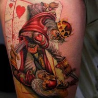 Unusual designed colored fighting playing card kings tattoo on thigh