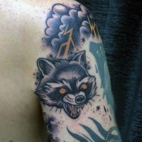Tatuaje en el brazo,
animal loco amenazante en la tormenta