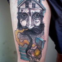 Tatuaje en el muslo, diseño  surrealista, casa con rostro de hombre