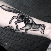Tatuaje de brazo de estilo de punto inusual de lobo estilizado con bosque de noche creativa con luna