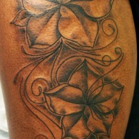 Unusual gray flowers tattoo on thigh