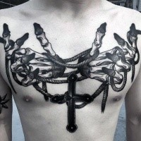 Ungewöhnlich aussehendes farbiges Brust Tattoo von Hand mit einem Seil und Kreuz