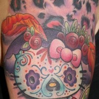 Tatuaje multicolor en el brazo, personaje Hello Kitty divertido de estilo mexicano
