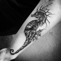 Tatuaje de brazo de tinta negra pintado inusual del bosquejo de caballito de mar por Inez Janiak