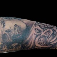 Ungewöhnlich gemaltes schwarzes Marilyn Monroe Tattoo auf Unterarm mit Rose vom Dollarschein