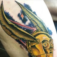 Tatuaje en el muslo, 
robot C3PO dorado interesante con alas