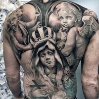Ungewöhnliches gemalt sehr detailliertes religiöses Tattoo am ganzen Rücken