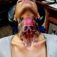 Tatuaje en el cuello,
cráneo rosado fascinante