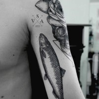 Tatuaje en el brazo, pez de río con flor y cráneo, tinta negra y blanca