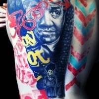 Ungewöhnlicher Stil großes mehrfarbiges Porträt mit Schriftzug Tattoo an der Schulter