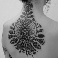 insolito stile nero e bianco grande fiore tatuaggio su schena e collo