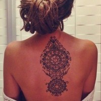 Tatuaje en la espalda, patrón floral elegante