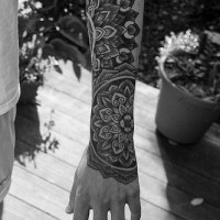 insolito stile dipinto grande inchiostro nero fiore dettagliato tatuaggio avambraccio