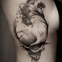Ungewöhnlicher Stil gemalter mit schwarzer Tinte Schädel mit Blumen Tattoo an der Seite