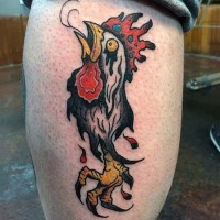 insolito stile dipinto colorato gallo tatuaggio su coscia