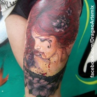 Ungewöhnlicher Stil gemalt sehr detaillierte farbige blutige Frau mit Schmetterlingen und Blumen Tattoo am Oberschenkel