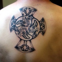 insolito tatuaggio sulla schiena in stile irlandese
