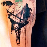 Tatuaje en el brazo,
hombre en el puente, etilo abstracto