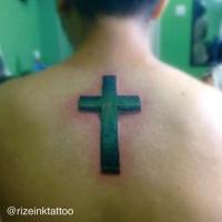 Tatuaje en la espalda, cruz simple negra volumétrica