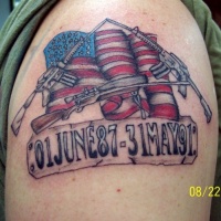 Tatuaggio in stile americano sul deltoide le bandiere & le armi