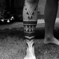 Tatuaje en la pierna,
 ornamento tribal interesante, tinta negra