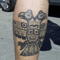 Tatuaje en la pierna, mural tribal antiguo, tinta negra