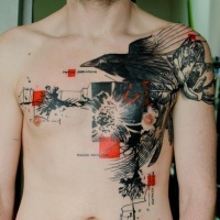 Übliche große schwarze Krähe Tattoo an der Brust mit roten Quadraten und Schriftzug