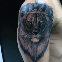 Usual black and white shoulder tattoo of lion with beautiful crown