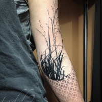 Tatuaje de media tinta en tinta negra de planta oscura con adornos en forma de círculo