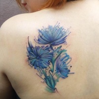 Tatuaje en el hombro, bouquet de tres flores azules