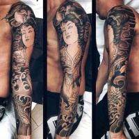 Tatuaje en el brazo completo, 
geisha divina con varios flores, colores negro blanco