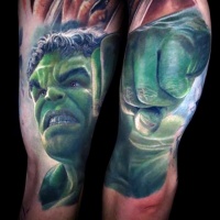 Übliches und farbiges detailliertes Arm Tattoo von Hulk Smash