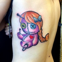 Übliches großes farbiges Rücken Tattoo mit der Voodoo-Puppe und kleinem rotem Herzen