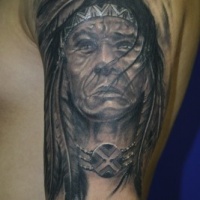 Tatuaje en el brazo, retrato negro blanco de jefe anciano de indios